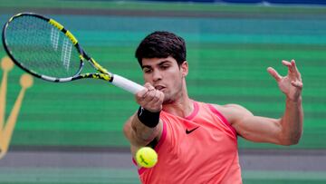 Carlos Alcaraz, contra Gael Monfils en el Shanghai Masters.
