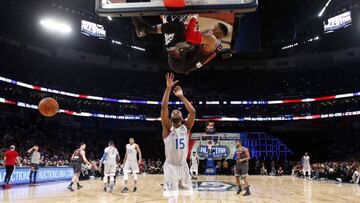 Russell Westbrook realiza un mate ante Kemba Walker durante el All Star Game de 2017.