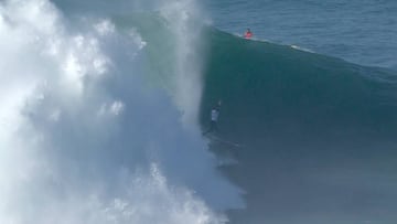 Natxo Gonzalez saliendo del tubo que le ha valido el primer 10 de la historia del Nazaré Challenge con los brazos en alto.