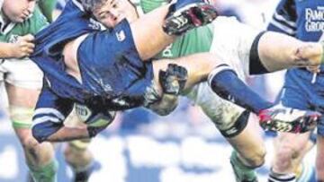 <b>DIOS TIENE LOS PIES EN LA TIERRA. </b>Brian O'Driscoll, en la imagen placando a un adversario escocés, es el referente del equipo irlandés en este Seis Naciones.