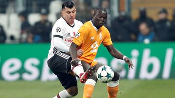 Soccer Football - Champions League - Besiktas vs Porto - Vodafone Arena, Istanbul, Turkey - November 21, 2017 Besiktas' Gary Medel in action with Porto's Vincent Aboubakar REUTERS/Osman Orsal