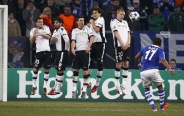 El Shalke 04 marcó al Valencia un gol con cuatro jugadores en fuera de juego tras el centro de Jefferson Farfán. Formaba parte de una de las rondas de la Champions League y el gol, inexplicablemente, subió al marcador. 