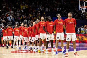 La selección española durante el himno nacional. 