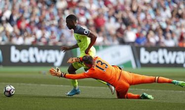 West Ham renew Adrián and open the door to Arbeloa