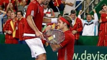 <b>EL HÉROE ES FELICIANO LÓPEZ. </b>Fernando Verdasco y Feliciano López, que ha participado en las dos victorias de España en esta final, celebran el punto del dobles.