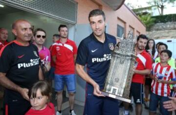 Gabi recogió el trofeo.