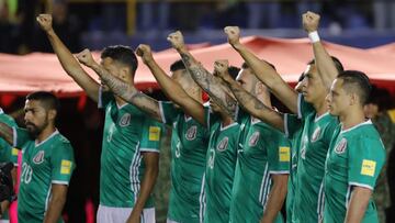 Los aficionados del Alfonso Lastras guardaron respetuosamente el minuto de silencio en memoria de las víctimas de los recientes sismos en México.