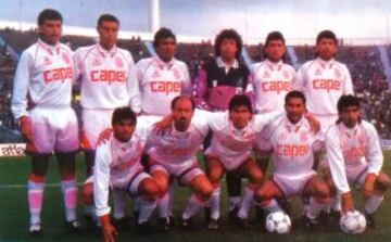 Atacama volvió con una gran campaña en 1994 a Primera División. Ocupó el sexto lugar. Arriba de izquierda a derecha: Alexis Cano, Hugo Monardes, José Carlos Roldán, Marco Antonio Cornez, Claudio Tabalí y Wilson Contreras. Abajo: Wilson Fre, Gustavo De Luca, Luis Castillo, Héctor Cabello y Gilberto Torres.