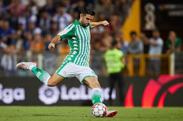 El de Puentedeume llegó el verano de 2017 al equipo sevillano cedido por el inglés Middlesbrough F. C. El Betis hizo efectiva la opción de compra que tenía en el verano de 2018. Hasta su salida en 2020 jugó 69 partidos en los que no marcó ningún gol. 