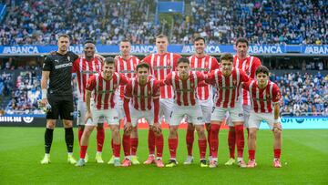 01-12-24. ALINEACIÓN DEL SPORTING EN RIAZOR. ARRIBA Y DESDE LA IZDA: YÁÑEZ, OTERO, DUBASIN, MARAS, RÓBER PIER, COTE. ABAJO: ROSAS, NACHO MARTÍN, OLAETXEA, NACHO MÉNDEZ Y QUEIPO.
