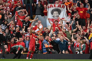 Los Reds celebran el t¨ªtulo n¨²mero 20 de liga tras golear al Tottenham 5-1 en el estadio de Anfield. En la imagen, Mohamed Salah realizando un selfie.