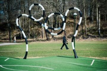 16. El terreno de juego 'Puckelboll' es una obra diseñada por el artista Johan Ferner Stroem, situado en Skarholmen, al sur-oeste de Estocolmo, es un campo de césped artificial distorsionado donde las mitades son de diferentes tamaños y en el que el céspe