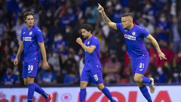 Jonathan Rodr&iacute;guez festeja un gol con Cruz Azul