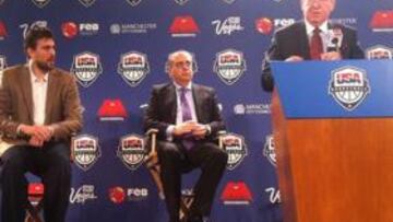 <b>ATENTOS. </b>Marc Gasol y José Luis Sáez escuchan a Colangelo.