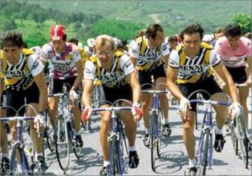 05. Equipo Renault con Laurent Fignon y Bernard Hinault a la cabeza.