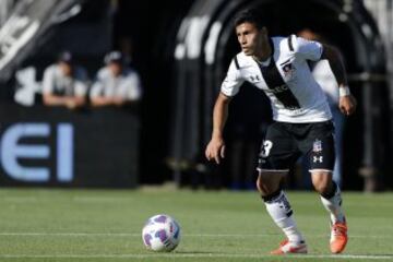 Despuntó hace poco en Colo Colo como fiero volante de contención. Sin embargo, el Coto Sierra lo ha reformulado como zaguero central, función que ha dejado por momentos para subir también a la mitad de la cancha.