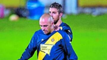 <b>DOLORIDO. </b>Luis García consuela a Iván de la Peña, el pasado lunes.