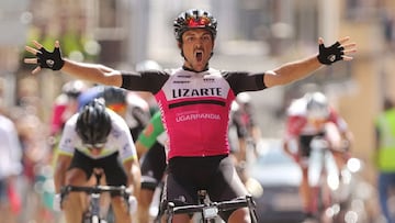 Raúl Rota celebra una victoria durante su etapa en el equipo Lizarte.