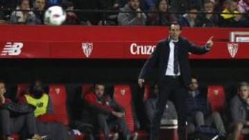 Unai Emery realiza indicaciones.