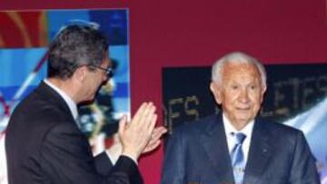 <b>HOMENAJE. </b>Samaranch, aplaudido por Gallardón y Blanco.