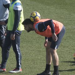 La plantilla cierra filas y Chen, con los capitanes
