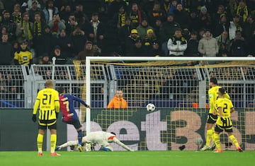 1-2. Centro desde la lnea de fondo de Joules Kound, remata Fermn Lpez, desva Gregor Kobe dejando el baln muerto en el rea y Ferran Torres atento, anota a placer el segundo.