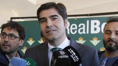 Haro, presidente del Betis, atiende a los medios. 