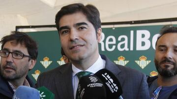 Haro, presidente del Betis, atiende a los medios.