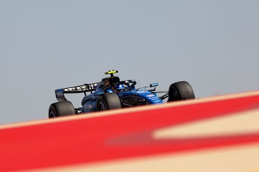El español Carlos Sainz al volante del Williams FW48 Mercedes durante las pruebas de pretemporada en el Circuito Internacional de Baréin.