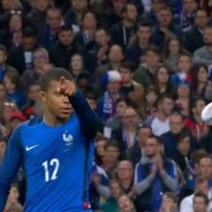Mbappé le pidió la camiseta a Piqué en el descanso