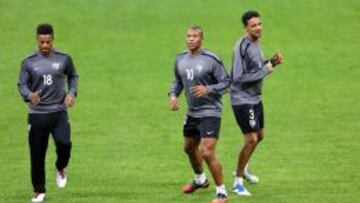 Julio Baptista entre Eliseu y Weligton.