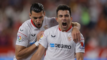 Acuña celebra un gol junto a Rafa Mir.