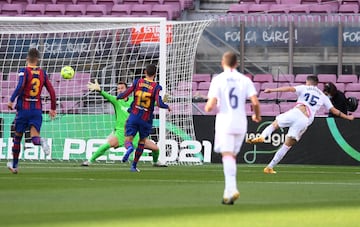 ¡¡MARCA VALVERDE!! ¡Gran combinación de Nacho por la derecha con Benzema, el francés ve a Valverde adelantado y filtra un balón perfecto para dejarle mano a mano con Neto al que el uruguayo bate con un potente disparo!