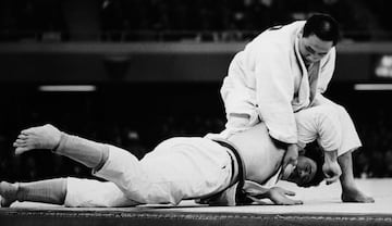 El judo también participó como deporte por primera vez en los Juegos de Tokio 1964. El japonés Isao Inokuma fue el ganador de la medalla de oro.