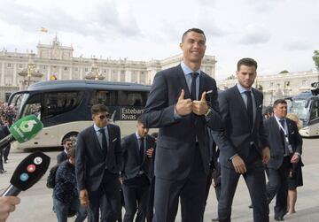 Los jugadores del Real Madrid llegan a la Catedral de La Almudena para ofrecer la Copa de Europa conseguida el día de ayer en Kiev tras vencer por 3 goles a 1 al Liverpool 