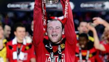 <b>EL REY CON SU CORONA. </b>Wayne Rooney, jugador desequilibrante al marcar el gol decisivo, levanta la Carling Cup exultante