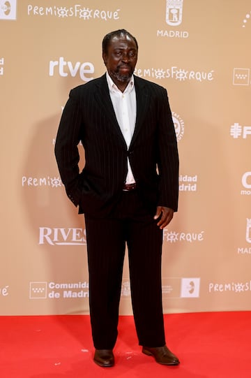 El actor Babou Cham posa en la alfombra roja de la 30 edici¨®n de los Premios Jos¨¦ Mar¨ªa Forqu¨¦, en el Palacio Municipal de IFEMA.