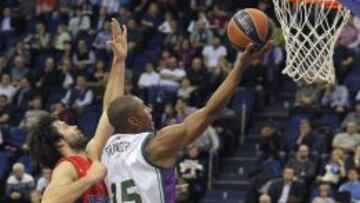 Jayson Granger anota ante Milos Teodosic.