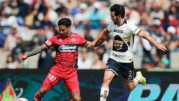 MEX7601. CIUDAD DE MÉXICO (MÉXICO), 02/11/2025.- Pablo Bennevendo (d) de Pumas disputa un balón con Domingo Blanco de Tijuana este domingo, en un partido de la jornada 16 de la Liga MX entre Pumas y Tijuana en el Estadio Olímpico Universitario, en Ciudad de México (México). EFE/ Isaac Esquivel