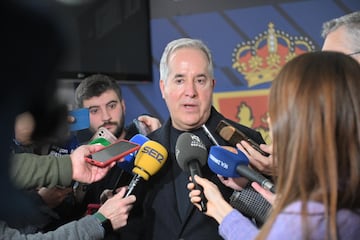 Jorge Mas, presidente del Real Zaragoza, atiende a los medios de comunicación.