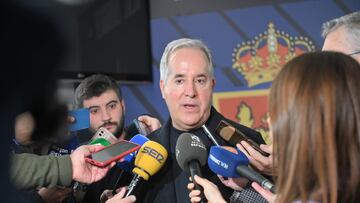 Jorge Mas, presidente del Real Zaragoza, atiende a los medios de comunicación.