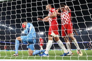 1-0, minuto 89. Paulo Gazzaniga, en su único error de la noche, no consigue atrapara el balón y se le cuela entre las piernas. En la imagen, el portero del Girona se lamenta de la desafortunada jugada.