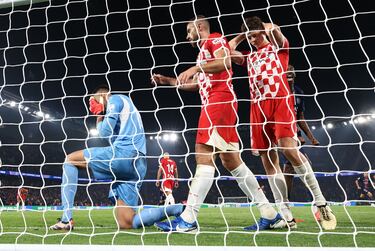 1-0, minuto 89. Paulo Gazzaniga, en su único error de la noche, no consigue atrapara el balón y se le cuela entre las piernas. En la imagen, el portero del Girona se lamenta de la desafortunada jugada.