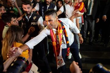 El colombiano llegó el domingo a Estambul y fue recibido por más de 20 mil hinchas en el aeropuerto. El 'Tigre' firmó este lunes su contrato por los próximos tres años con el club y ya luce la camiseta de su nuevo equipo.