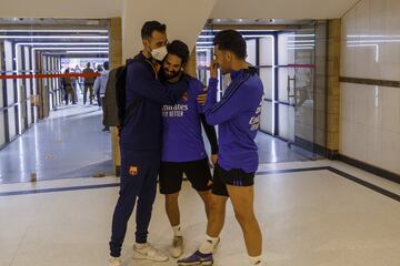 Saludo entre Busquets, Isco y Ceballos.