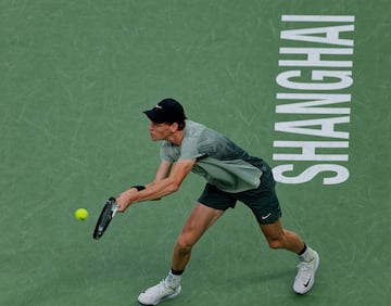 Shanghai (China), 13/10/2024.- Jannik Sinner of Italy in action during his Men's Singles Final match against Novak Djokovic of Serbia at the Shanghai Masters tennis tournament in Shanghai, China, 13 October 2024. (Tenis, Italia) EFE/EPA/ALEX PLAVEVSKI
