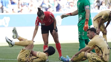 Luismi, dolorido tras un lance del pasado Oviedo - Málaga.