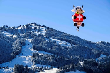 En la comuna suiza de Château-d'Oex, en el cantón de Vaud, se celebró la 44ª Edición del Festival Internacional de Globos Aerostáticos. En la imagen, un original y divertido dirigible con forma de vaca y con los colores de la bandera del país centroeuropeo sobrevuela un bonito y blanco paisaje nevado de los Alpes.