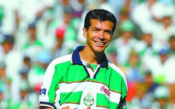 El delantero sinaloense fue sinónimo de gol en la Liga Mexicana a inicios de los 2000. Jared Borgetti se coronó como campeón goleador en el Invierno 2000 y Verano 2001, ambos con la playera de Santos Laguna.