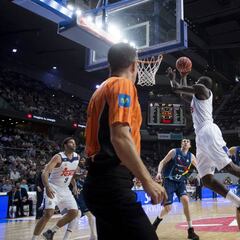 El Madrid salva el pescuezo con 12 de Llull en el último cuarto